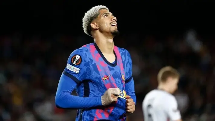 Barcelona: Ronald Araujo si será operado de su lesión en la pierna derecha