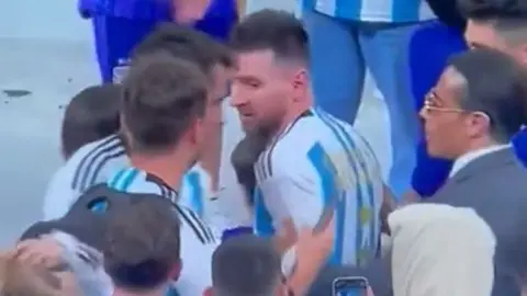 Messi hizo desdén al famoso chef Salt Bae, aunque después le concedió una foto