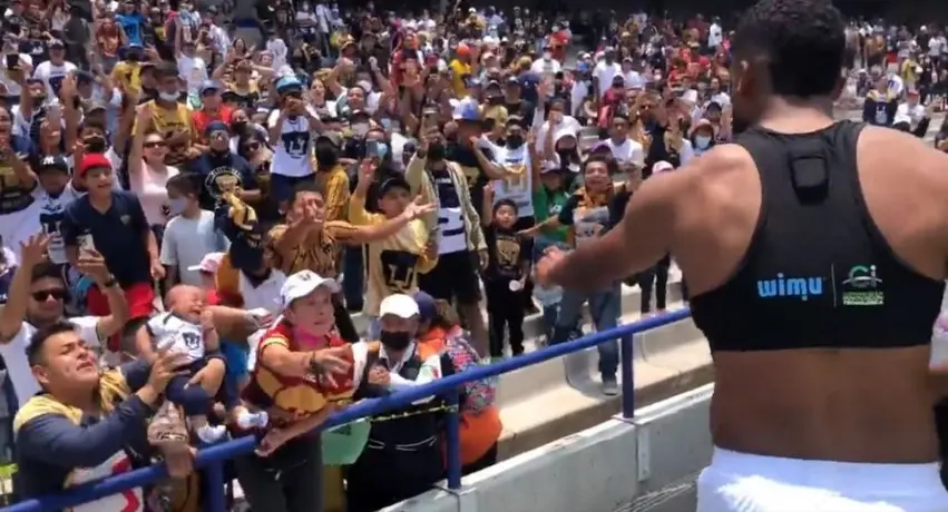 Pumas: Aficionado auriazul 'ofreció' su bebé a cambio del jersey de Diogo