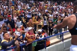 Pumas: Aficionado auriazul 'ofreció' su bebé a cambio del jersey de Diogo
