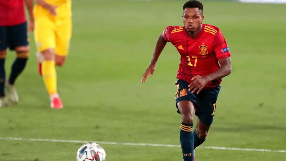 Ansu Fati chocó contra un motociclista a días del Mundial de Qatar 2022