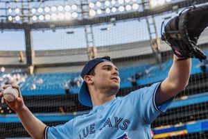Video: Pato O’Ward realizó el primer lanzamiento en el Royals vs Blue Jays de la MLB