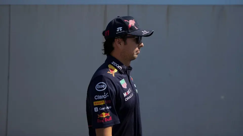 Prensa española criticó a Checo Pérez: 'Terminó en P5 porque penalizaron a Sainz'