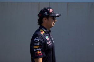 Prensa española criticó a Checo Pérez: 'Terminó en P5 porque penalizaron a Sainz'