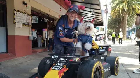 Checo Pérez conoció a Fabbio, el perrito que anda en un Fórmula 1 en la CDMX