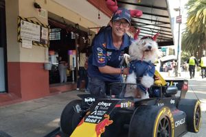 Checo Pérez conoció a Fabbio, el perrito que anda en un Fórmula 1 en la CDMX