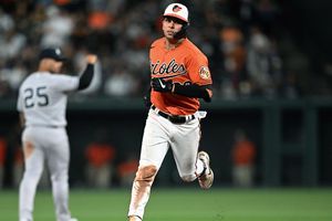 Ramón Urías: Llegó a 10 cuadrangulares en la campaña en victoria de Orioles sobre Yankees