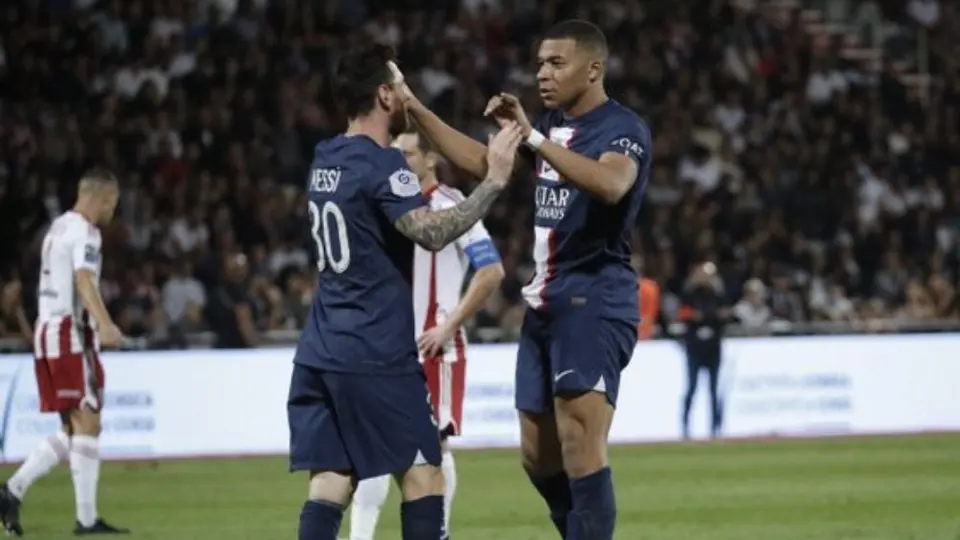 Ligue One: Con doblete de Mbappé y un golazo de Messi el PSG golea al Ajaccio