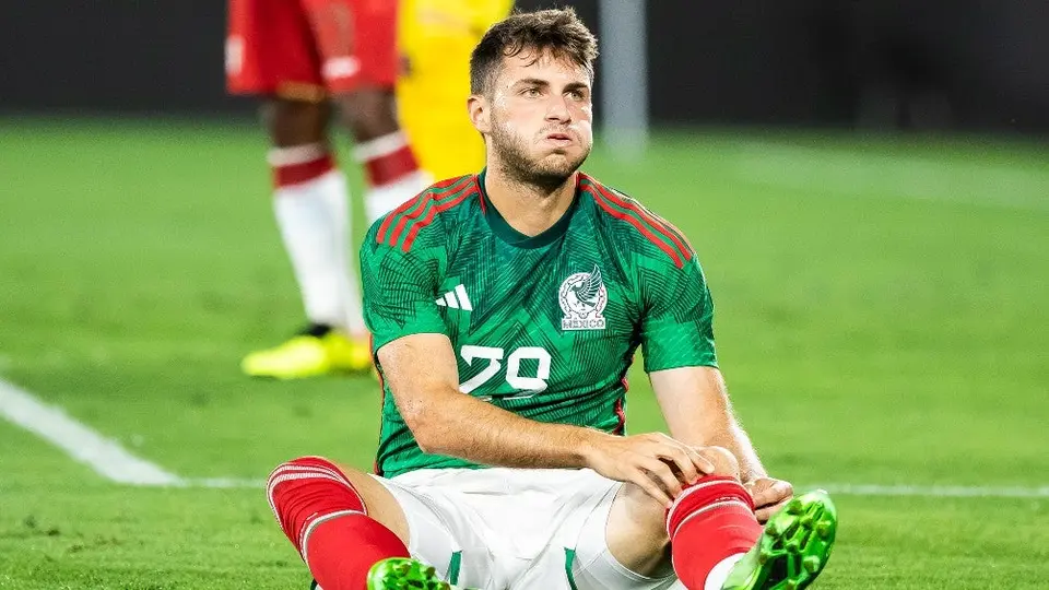 Selección Mexicana: Santi Giménez quedará fuera si Raúl Jiménez se recupera, adelantó Martino
