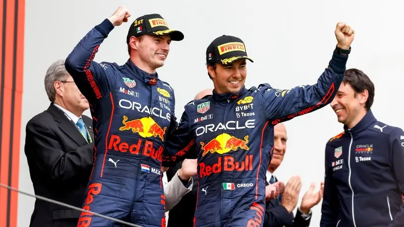 Checo Pérez: Recrean historia de la 'traición' de Verstappen con canción de Bruno Mars