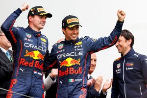 Checo Pérez: Recrean historia de la 'traición' de Verstappen con canción de Bruno Mars