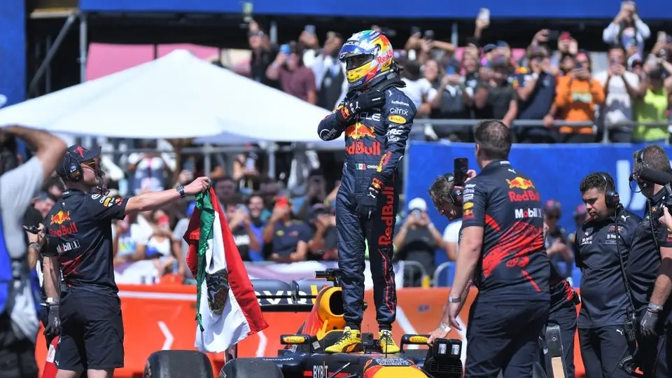 Checo Pérez: Aficionados del tapatío le cantaron 'El Viejo Sabroso'
