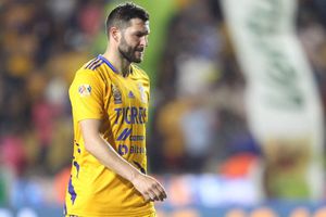 Tigres: André-Pierre Gignac zapea a un compañero en pleno vuelo