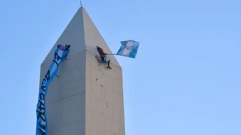 Argentina: Aficionados subieron a la cima del Obelisco, monumento de más de 60 metros de altura