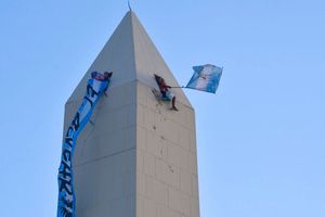 Argentina: Aficionados subieron a la cima del Obelisco, monumento de más de 60 metros de altura