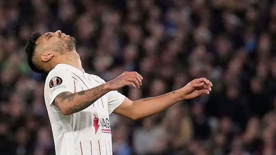 Tecatito Corona podría jugar la Champions League en febrero con Sevilla