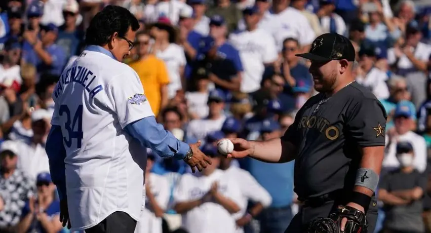 MLB All Star Game: Fernando Valenzuela realizó primer lanzamiento; Kirk recibió la bola