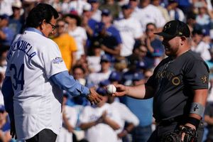 MLB All Star Game: Fernando Valenzuela realizó primer lanzamiento; Kirk recibió la bola