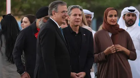 Afición mexicana 'exigió' tequila y 'chelas' a Marcelo Ebrard en Qatar para el Mundial