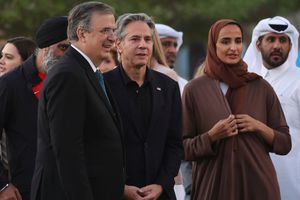 Afición mexicana 'exigió' tequila y 'chelas' a Marcelo Ebrard en Qatar para el Mundial