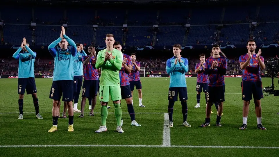 Barcelona: Jugadores dan la cara tras la eliminación en Champions y recibieron cánticos a favor