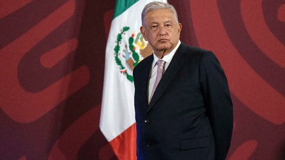 AMLO: Morena 'lanzó' etiquetas escolares con la imagen del presidente de México