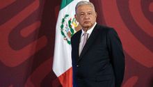 AMLO: Morena 'lanzó' etiquetas escolares con la imagen del presidente de México