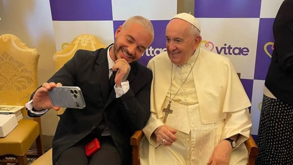 J Balvin aseguró que al Papa le gusta el reggaetón y le dará un disco