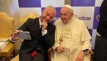 J Balvin aseguró que al Papa le gusta el reggaetón y le dará un disco