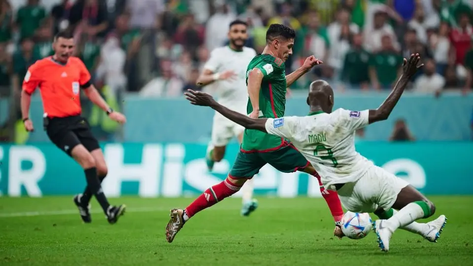 ¿Era penal? Uriel Antuna reclamó una mano de Arabia Saudita dentro del área
