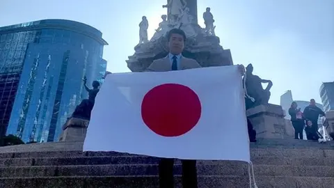 Embajador de Japón en México celebró el triunfo de su selección en Ángel de la Independencia