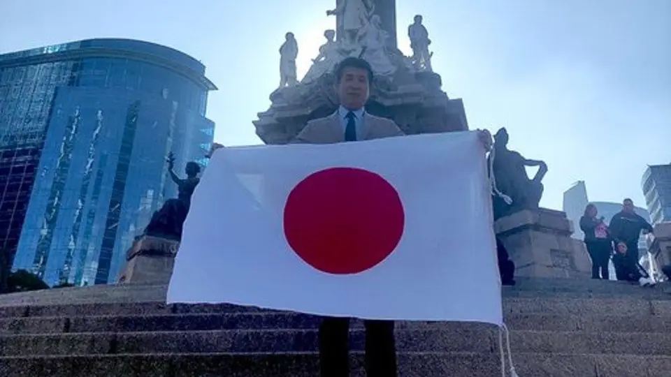 Embajador de Japón en México celebró el triunfo de su selección en Ángel de la Independencia