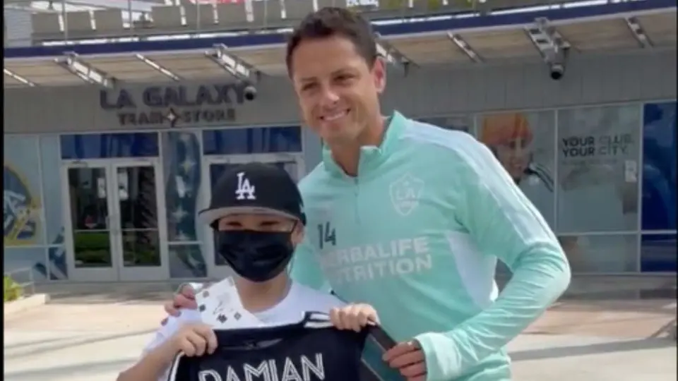 Chicharito: Javier Hernández convive con niño con leucemia