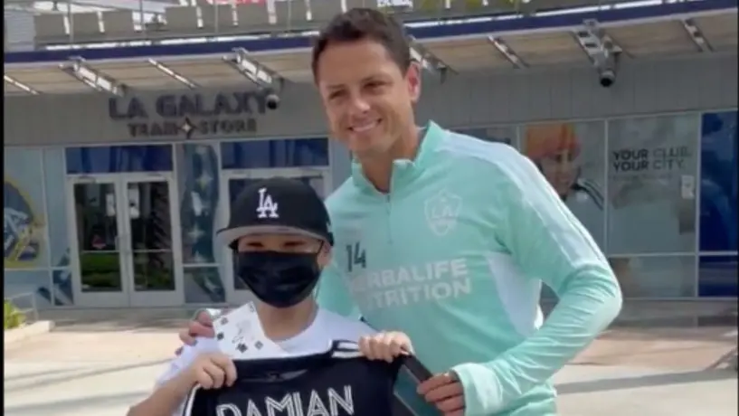 Chicharito: Javier Hernández convive con niño con leucemia