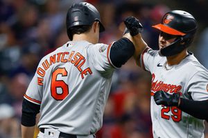 Ramón Urías: Cuadrangular 15 de la campaña para el mexicano en triunfo de Orioles ante Guardians