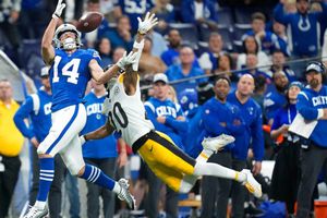 NFL: Pittsburgh se llevó el MNF al derrotar a Colts; Pickett lanzó para 174 yardas