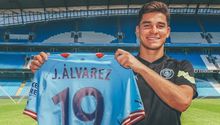 Video: Julián Álvarez jugó con niños del Manchester City