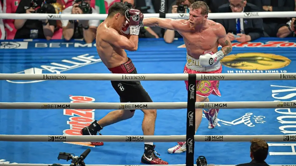 Eddie Hearn: 'Canelo no está interesado en el título de las 175, quiere acabar con Bivol'