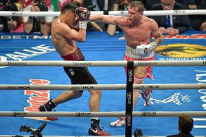 Eddie Hearn: 'Canelo no está interesado en el título de las 175, quiere acabar con Bivol'