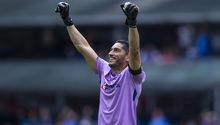 Video: Jesús Corona se tomó foto con aficionada previo a juego de Cruz Azul