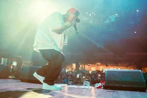 VIDEO: Santa Fe Klan reaccionó con patada al recibir un 'botellazo' en pleno concierto