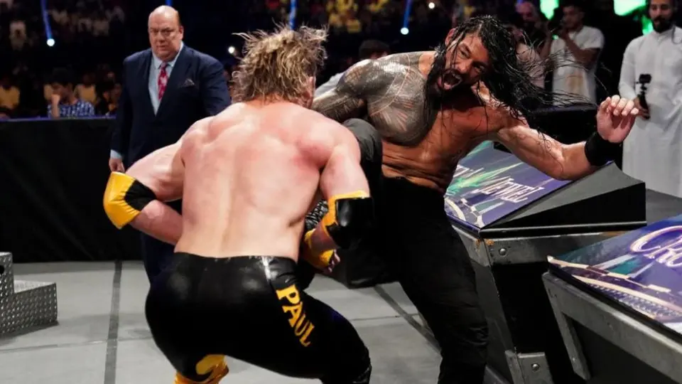WWE: Roman Reigns alarga su reinado tras vencer a Logan Paul en Crown Jewel