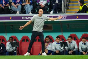 Gregg Berhalter, DT de Estados Unidos, robó miradas tras lucir lujosos tenis en Qatar 2022