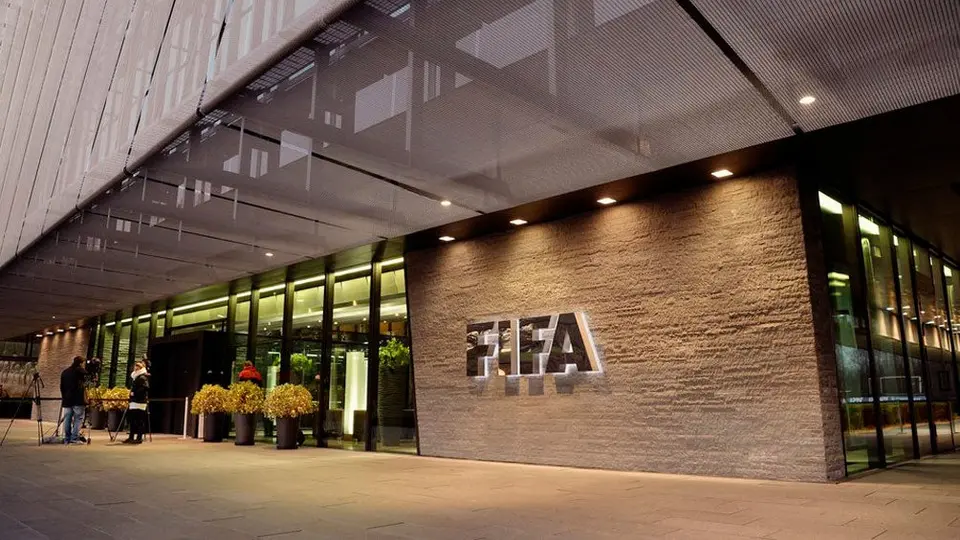 FIFA castigó a dirigente de futbol de Zimbabue tras acosar sexualmente a árbitras