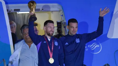 Argentina: Llegó a casa y una gran multitud le dio la bienvenida tras ganar la Copa del Mundo