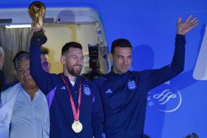 Argentina: Llegó a casa y una gran multitud le dio la bienvenida tras ganar la Copa del Mundo
