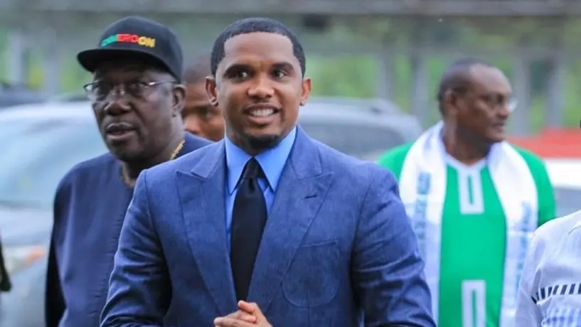 Qatar 2022: Samuel Eto'o fue denunciado por dar patada en la cabeza a un youtuber