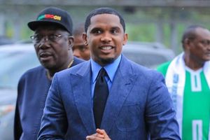 Qatar 2022: Samuel Eto'o fue denunciado por dar patada en la cabeza a un youtuber