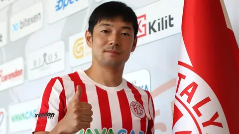 Futbolista japonés duró solo 20 segundos en su debut en Turquía; fue expulsado