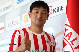 Futbolista japonés duró solo 20 segundos en su debut en Turquía; fue expulsado